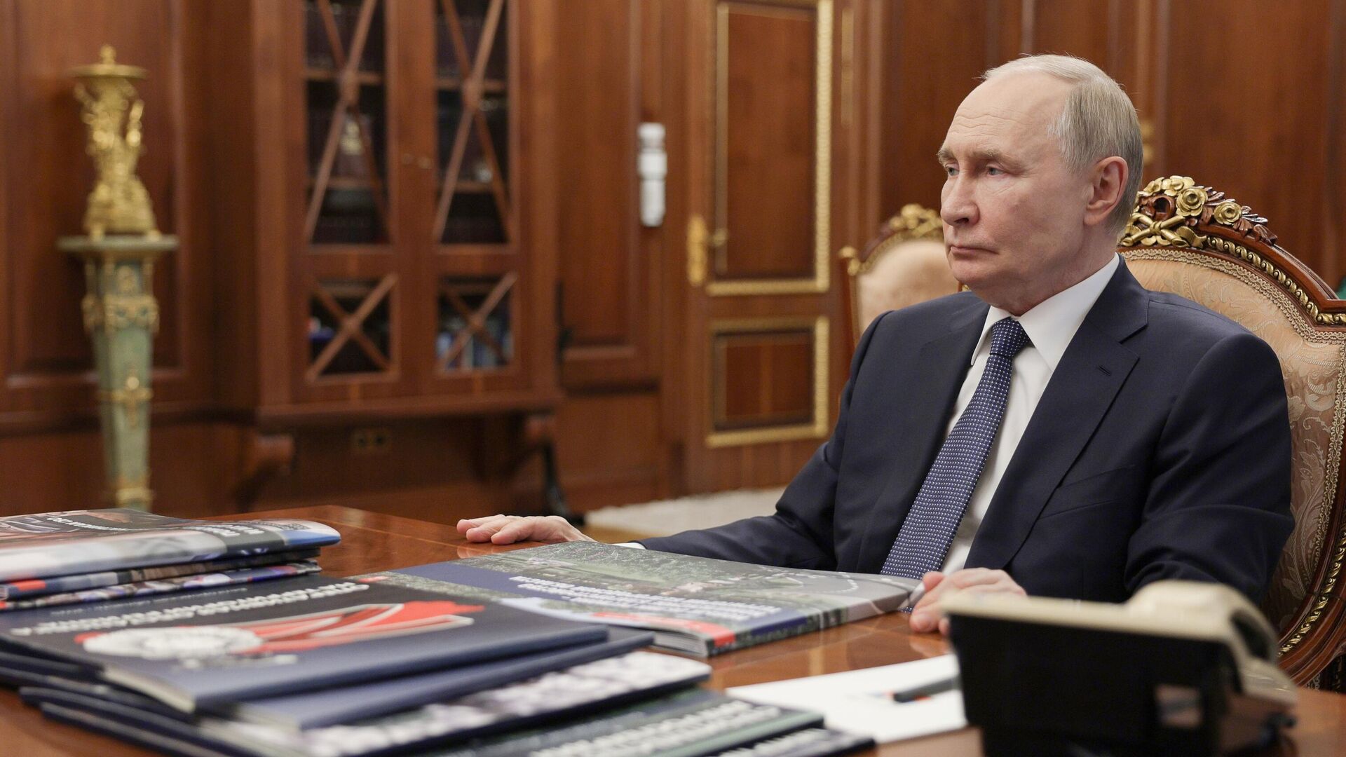 Путин присвоил звание "Мать-героиня" жительнице Курской области
